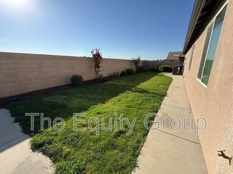 Visalia House: 3208 North Rova Ct