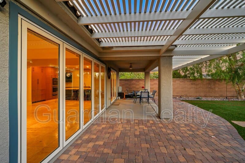 Henderson House: 2485 Sturrock Dr