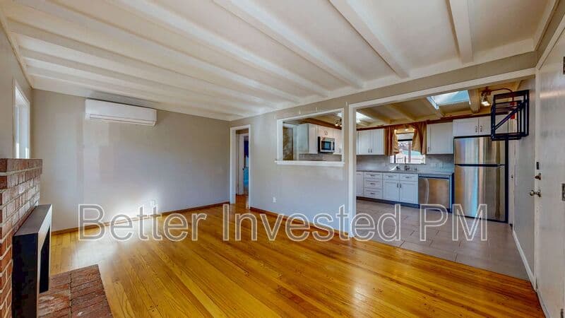 Santa Rosa House: 311 Lomitas Ln