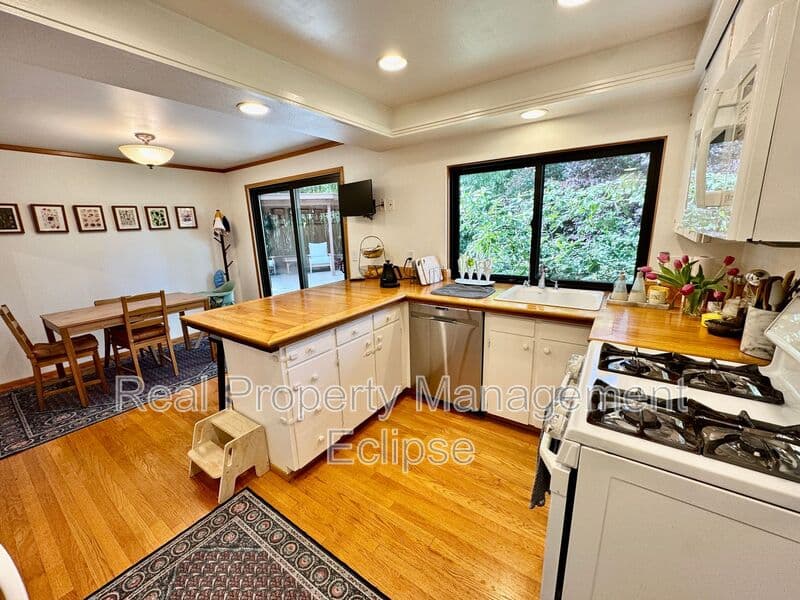 Bellevue House: 15130 SE 47th PL