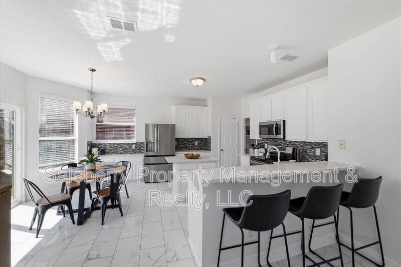 Fort Worth House: 4943 Sunset Ridge Drive