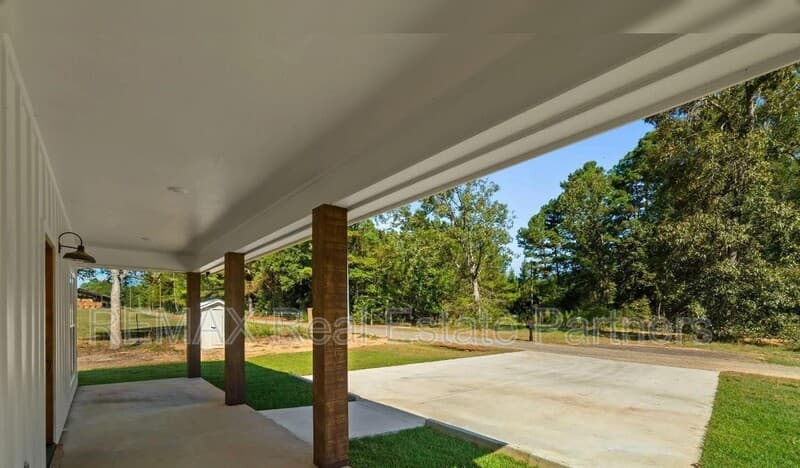 Sumrall House: 43 Dearman Rd