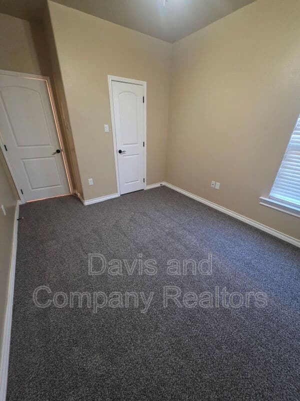 Midland House: 104 S Carver St
