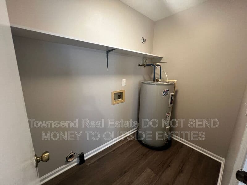 Fayetteville House: 1425C Ireland Dr