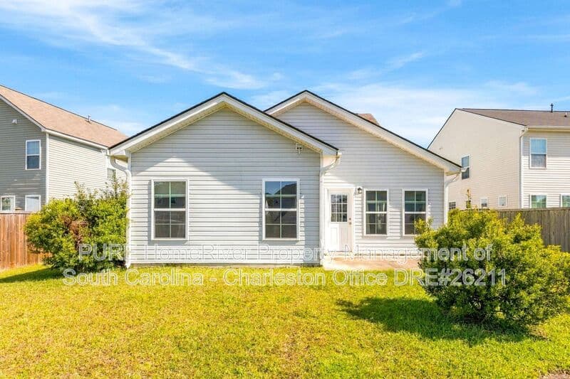 Goose Creek House: 105 Sequoia Ln