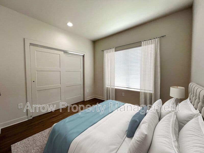 Grand Island House: 1021 North Claude Road