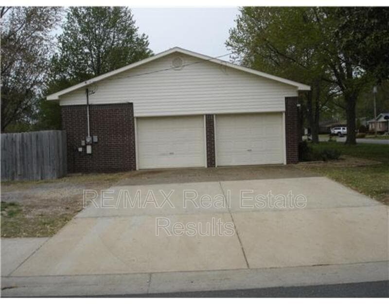 Bentonville House: 2406 SE 15th St