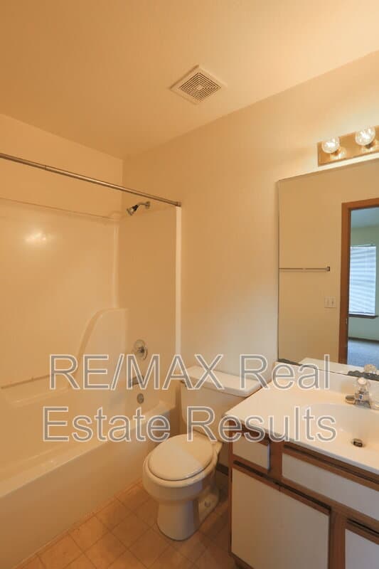 Rogers Condo: 2223 W Roselawn St