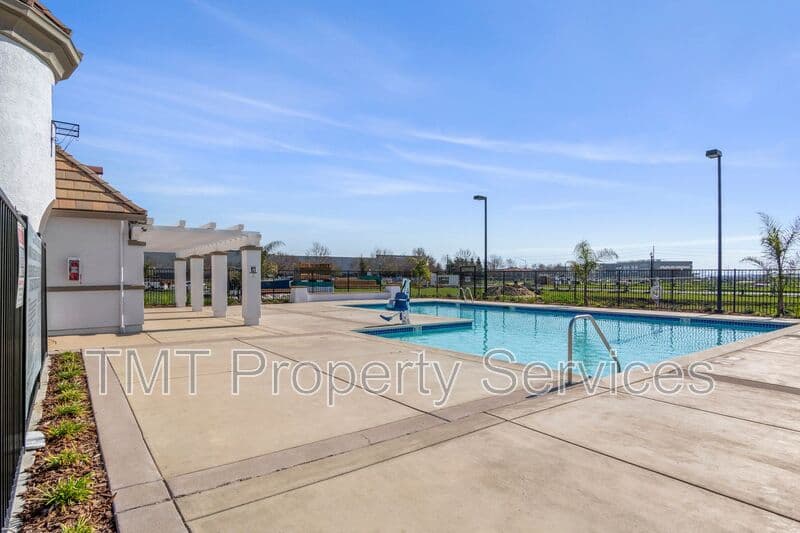Sacramento Townhome: 23 Advantage Court
