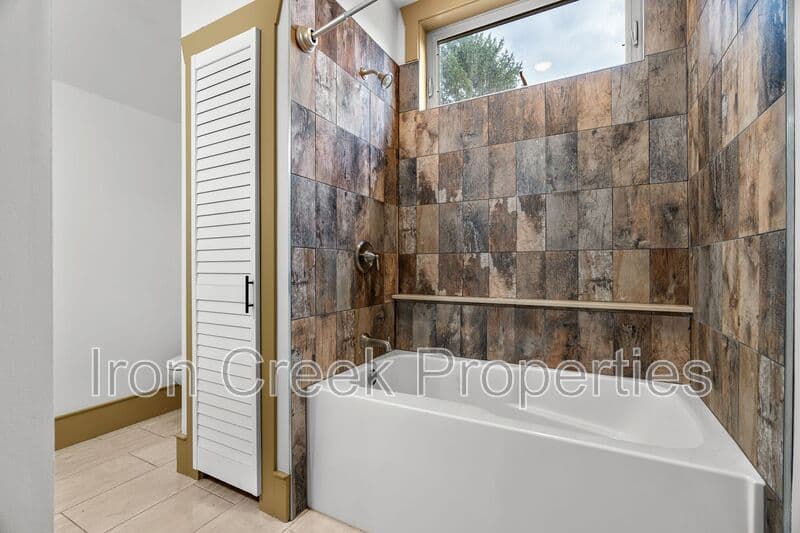 Asheville House: 337 Sand Hill Rd