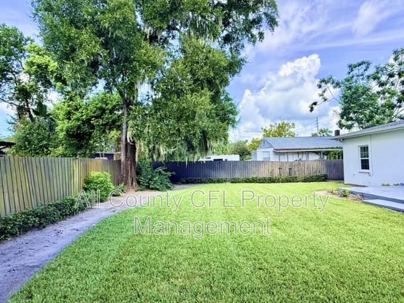 Orlando House: 2408 Corrine Drive