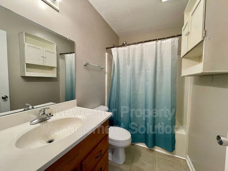 Staunton House: 1008 Jackson St