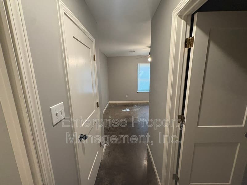 Memphis House: 3187 E Shirley Circle