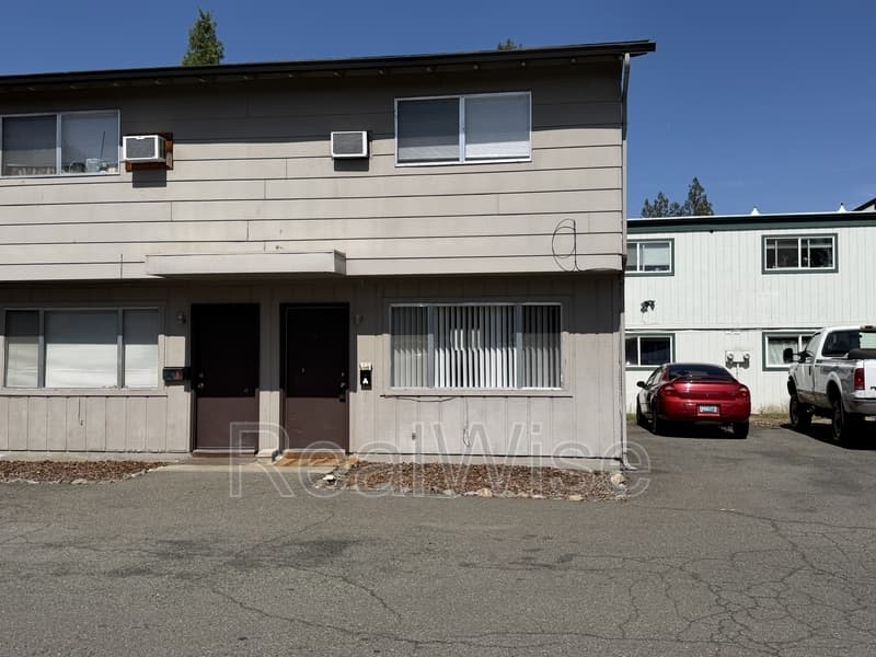 Grants Pass House: 1120 SW 5th St