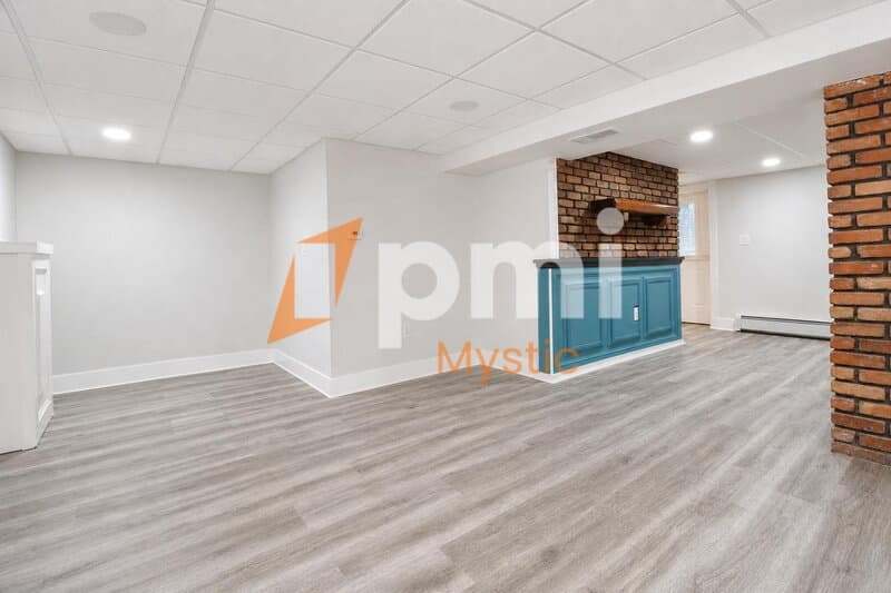 Mystic House: 90 Nantucket Dr