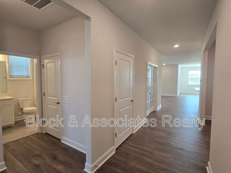 Jamestown House: 304 Sefton Drive