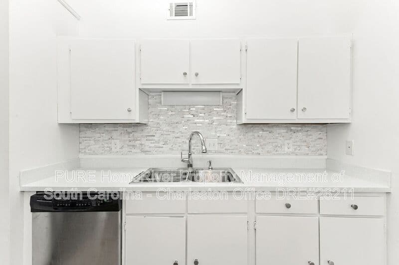 Summerville House: 108 Eaton Way
