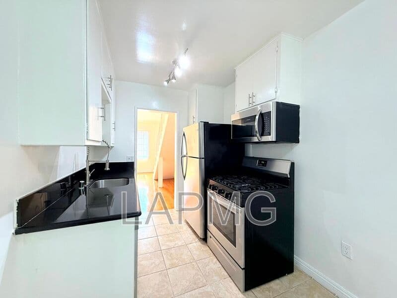 Los Angeles House: 6200-6206 Fountain Avenue