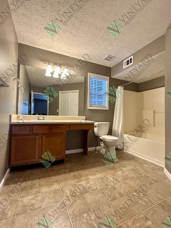 Dallas House: 101 Twin Pines Ct