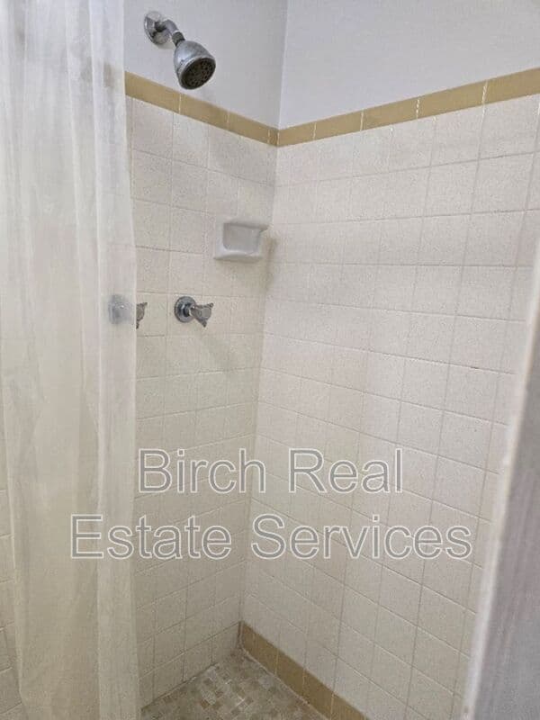 Holiday House: 3545 Nixon Rd