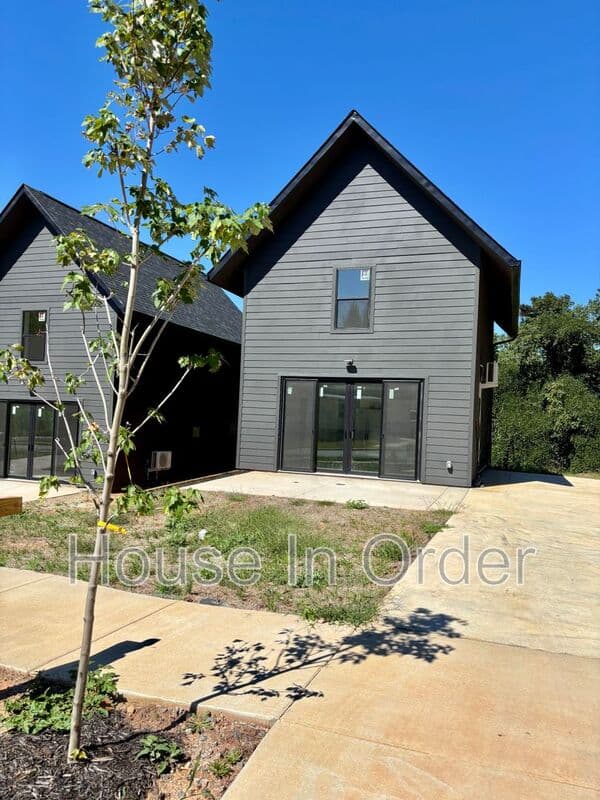 Rutherfordton House: 211 Cowan St