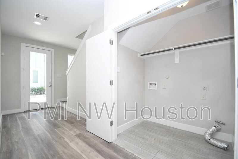 Houston House: 5904 Gardendale Dr