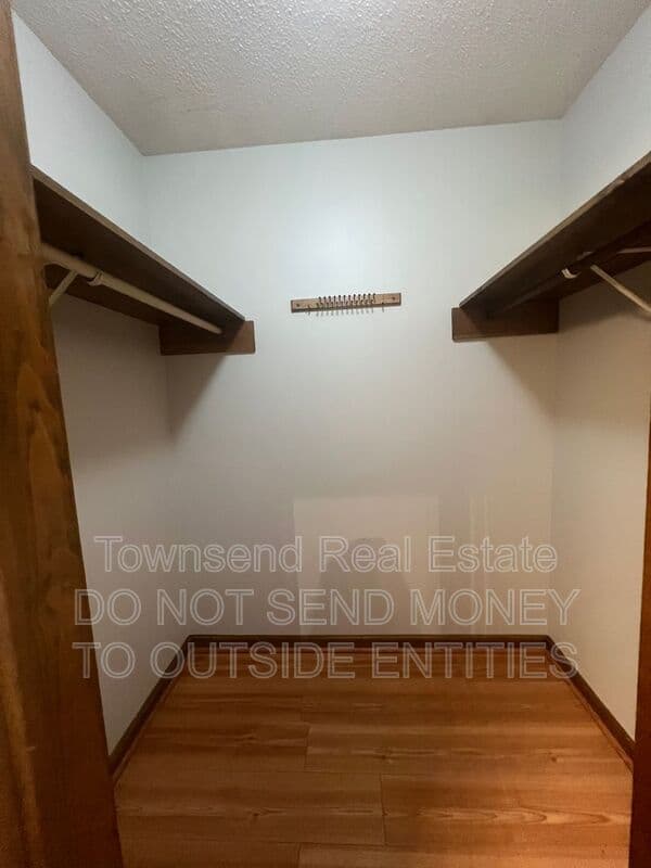 Fayetteville House: 6149 Lakeway Dr.