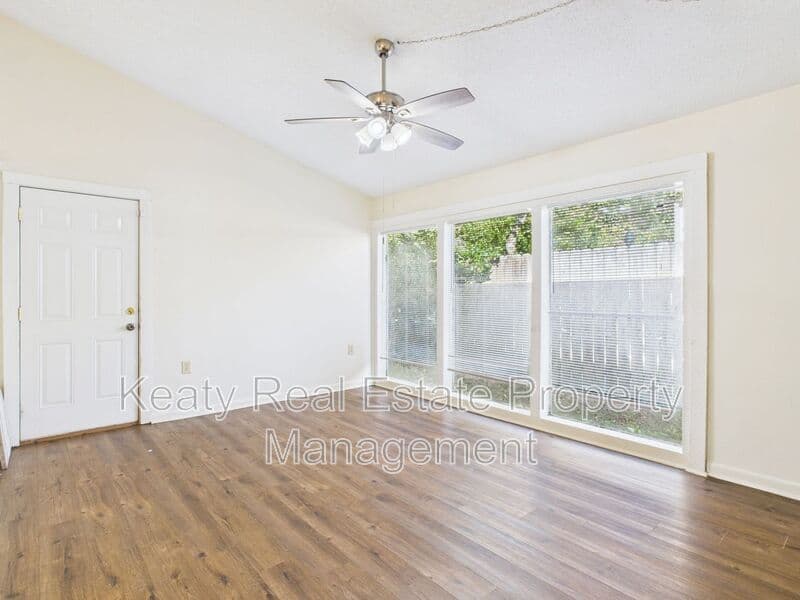 Lafayette House: 809-1 Fox Run Avenue