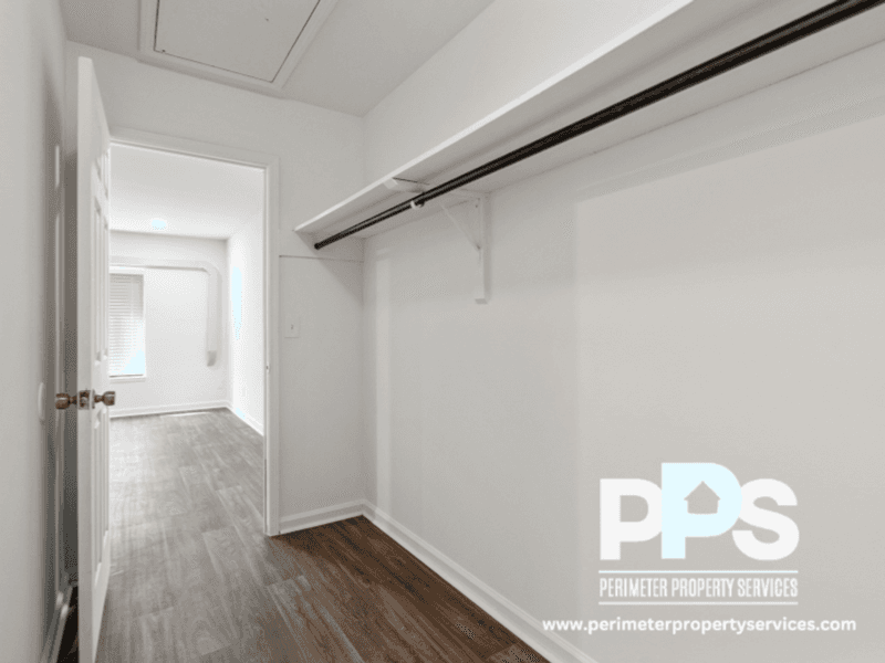 Conyers House: 1510-1512-1514 Pine Log Road