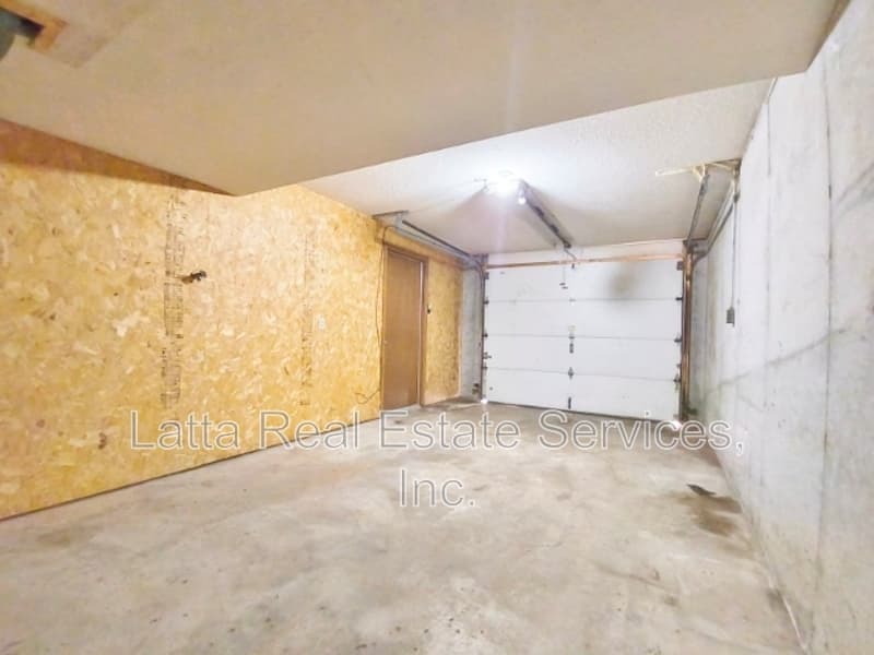 Higginsville Condo: 401 W 30th St