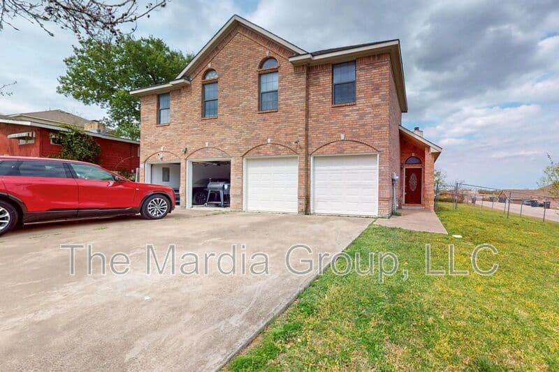 Fort Worth House: 8002 Arbor Avenue