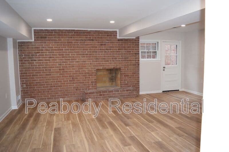 Alexandria House: 1013 N Vail St