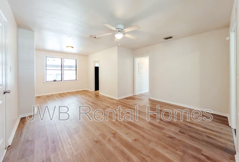Jacksonville House: 768 Gardenia Ln