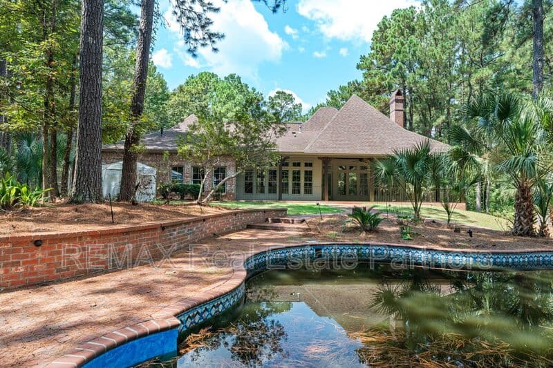 Sumrall House: 107 Raybourn Rd