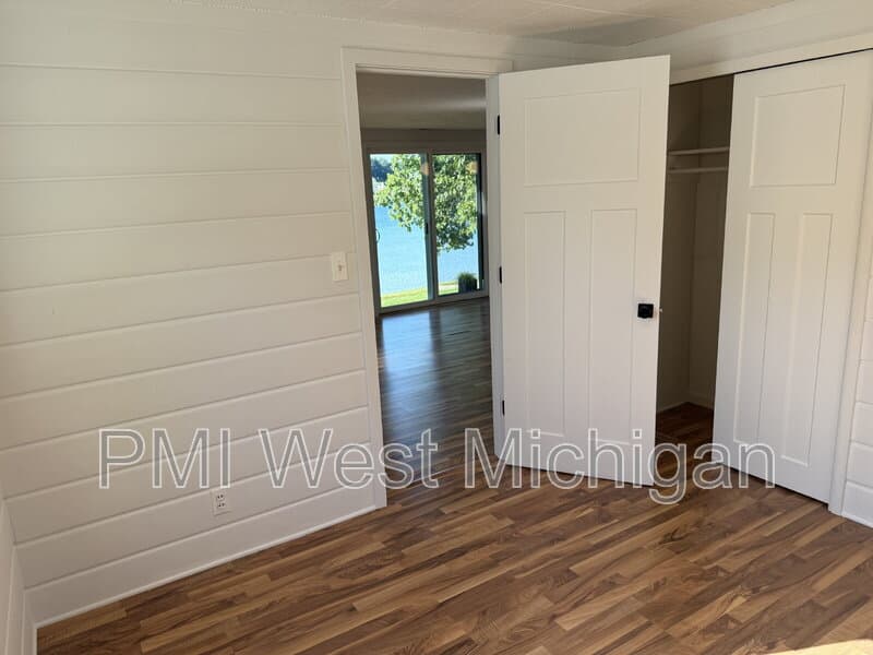 Wayland House: 12495 Oakwood Shores Street