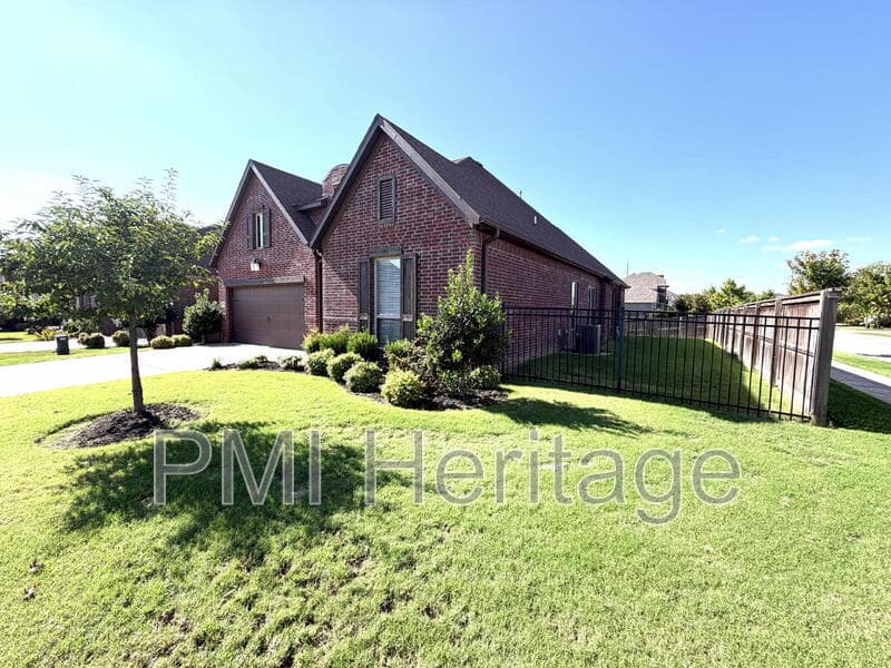Bentonville House: 2700 Southwest Nottingham Avenue