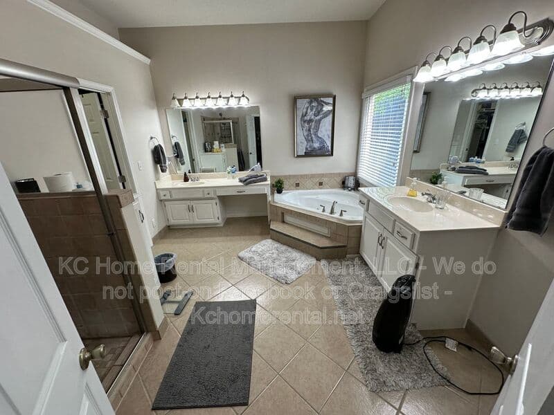 Overland Park House: 11429 W 142nd Ter