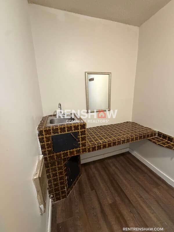 Lexington House: 450 Bedwell St