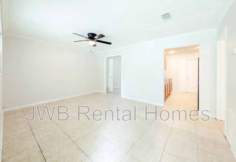 Jacksonville House: 6835 Tinkerbell Ln
