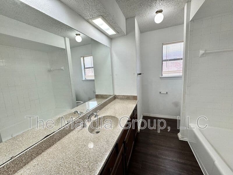 Dallas House: 13217 Fall Manor Dr