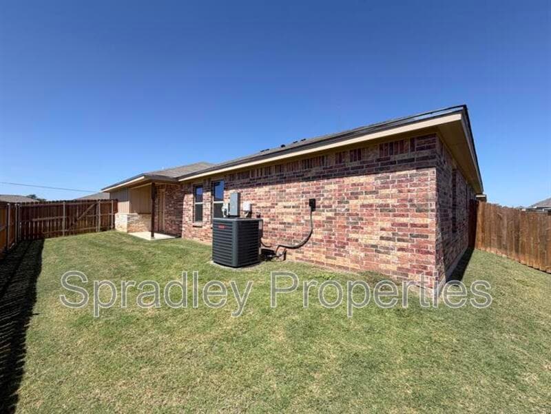 Belton Townhome: 1044B Edwards Dr