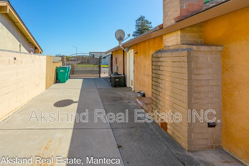 Manteca House: 14909 Pueblo Drive