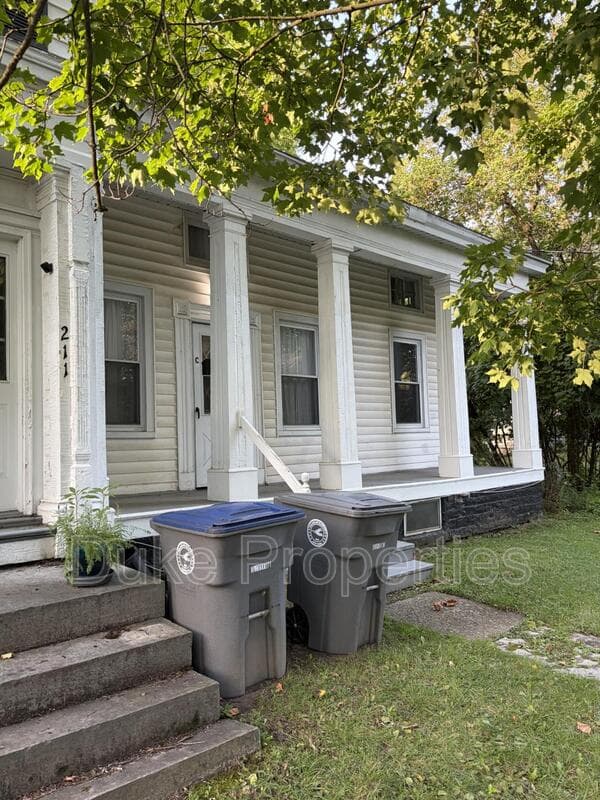 Manlius Condo: 211 Pleasant St C