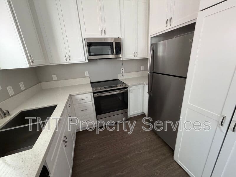 Sacramento House: 1813 Helena Avenue