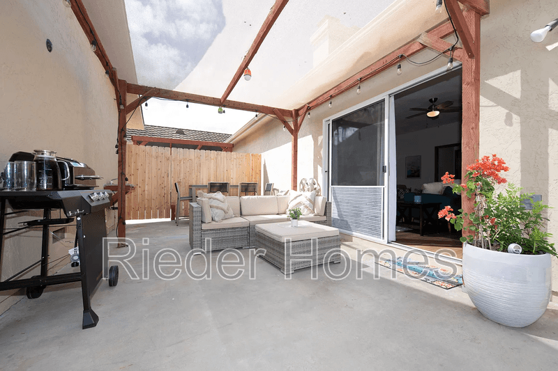 Oceanside House: 1606 Hackamore Rd