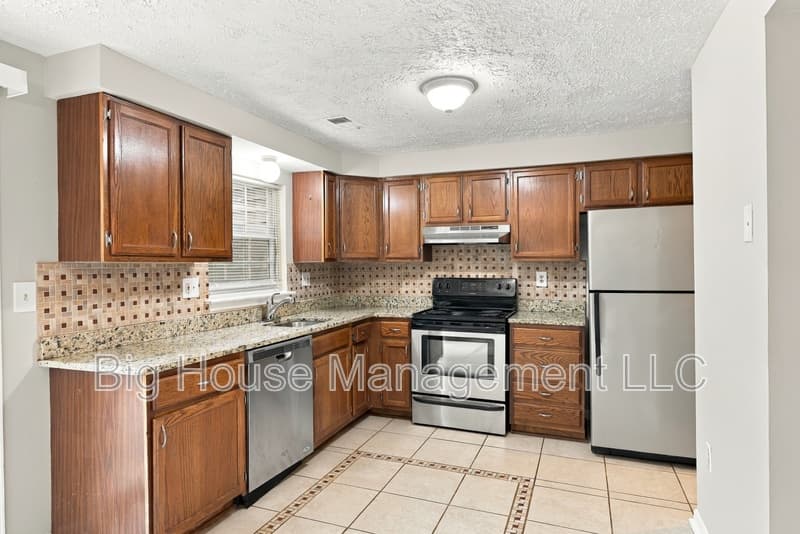 Waldorf Townhome: 1554 Pin Oak Dr