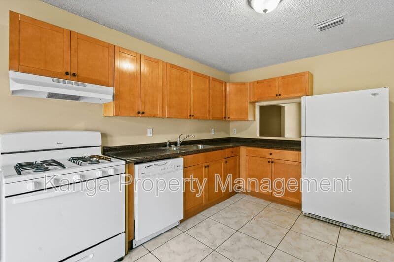Greenacres House: 6126 Wauconda Way E