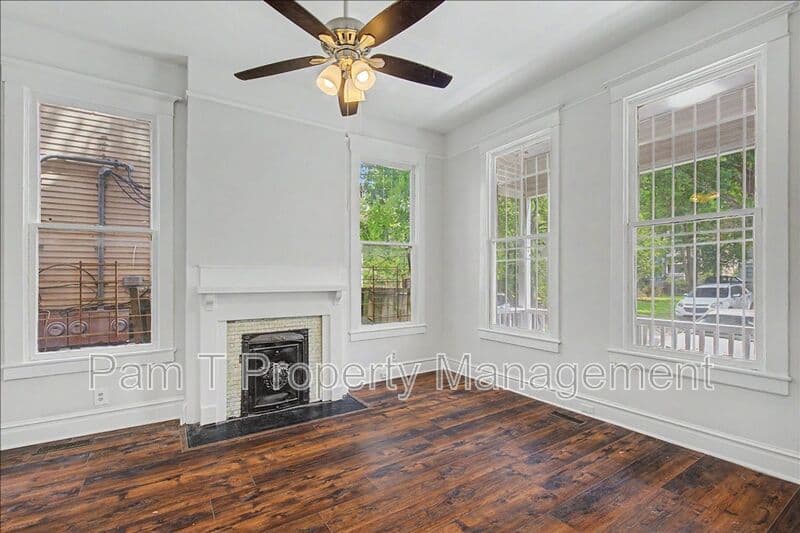 Savannah House: 512 E Waldburg Lane
