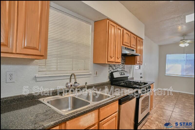 El Paso House: 10648 Birthstone Drive !!