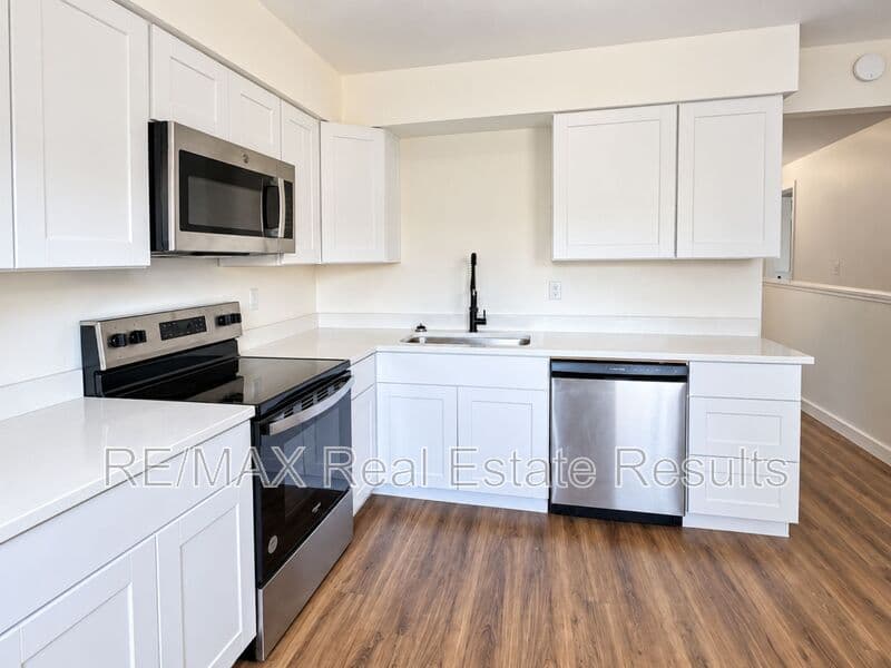 Gravette Condo: 210 White Oak Dr NE